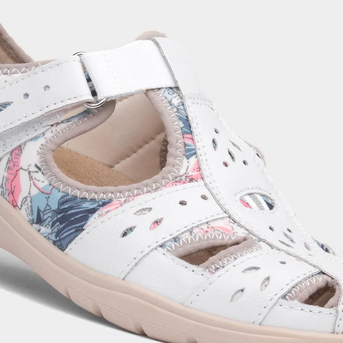 Free Spirit Cleveland Womens White Floral Shoe